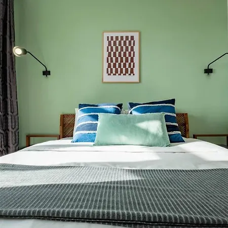 3-bedroom Spacious Flat With Seaview *