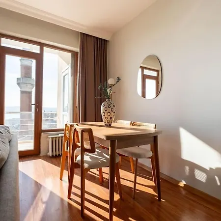 Lejlighed 3-bedroom Spacious Flat With Seaview *