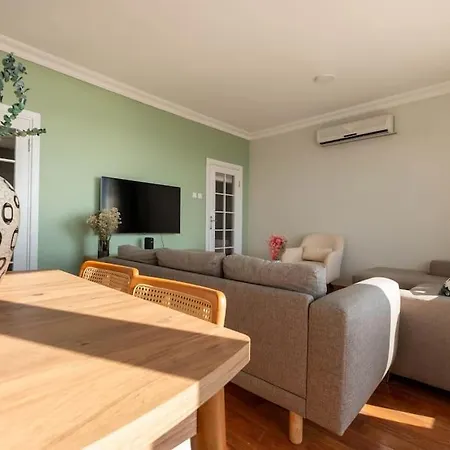 Lejlighed 3-bedroom Spacious Flat With Seaview