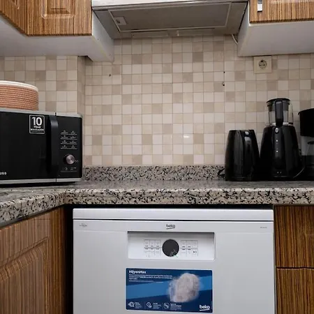 Lejlighed 3-bedroom Spacious Flat With Seaview *